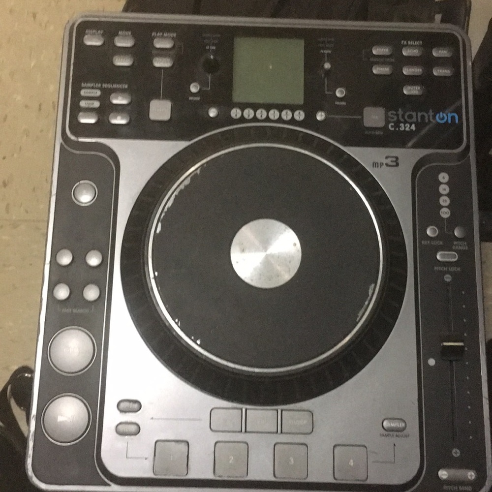 It’s a Stanton c.324 turntable